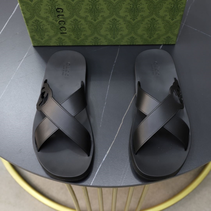 G*u*i slippers